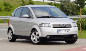 Srebrny Audi A2, kompaktowy samochód z charakterystycznymi, zaokrąglonymi liniami, prezentuje swoje a2 wymiary na tle zieleni.