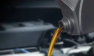 Nowy olej leje się do silnika Hyundai i30 1.6 benzyna. Dbałość o płyny eksploatacyjne to podstawa.
