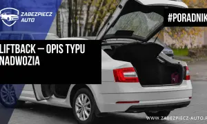 Biały liftback z otwartym bagażnikiem, w którym widać fioletową walizkę. #PORADNIK