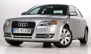 Srebrny Audi B7 z polskimi tablicami PO 4533R, prezentujący się elegancko na białym tle.