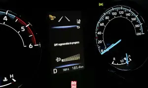 Na desce rozdzielczej świeci się kontrolka "DPF regeneration in progress", informując o trwającym wypalaniu DPF.