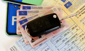 Kluczyki do samochodu, prawo jazdy kategoria B i dokumenty pojazdu.