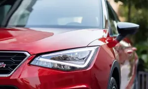 Czerwony Seat Ibiza z bliska, widoczny reflektor i grill z logo FR.