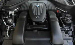 Silnik V8 w BMW G05. Potężna jednostka napędowa gotowa do drogi.