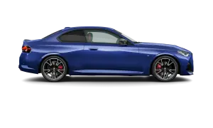 Niebieskie BMW G42 z czerwonymi zaciskami hamulcowymi i sportowymi felgami, widok z boku.