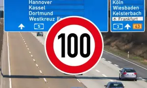 Autostrady w Niemczech z tablicami kierunkowymi do Hanoweru, Kolonii i Frankfurtu. Ograniczenie prędkości do 100 km/h.