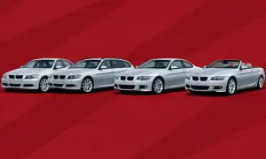 Cztery białe BMW serii 3 E90: sedan, kombi, coupe i kabriolet na czerwonym tle.