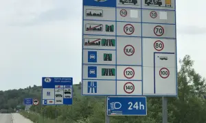 Znaki drogowe informują o opłatach i limitach prędkości na drodze ekspresowej. Kierowcy powinni zwracać uwagę na znaki, aby przestrzegać przepisów i zapewnić bezpieczeństwo.