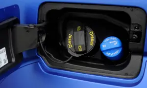 Niebieski korek AdBlue obok korka diesla. Wiesz już, adblue co to jest i jak go używać w samochodzie.