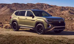 Zielony VW Atlas z czarnymi felgami na tle pustynnego krajobrazu.