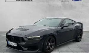 Ciemnogranatowy Ford Mustang z 2023 roku, z czarnymi felgami i sportowym wyglądem. Sprawdź atrakcyjną mustang cena!