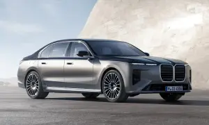 Eleganckie BMW Serii 7 w dwukolorowym malowaniu, z charakterystycznym grillem. Sprawdź aktualną bmw 7 cena i dostępne konfiguracje.