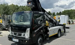 Czarny Nissan Cabstar z podnośnikiem Klaas Theo 25 gotowy do pracy.