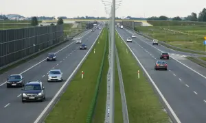 Na tej drodze szybkiego ruchu samochody poruszają się po wielu pasach.