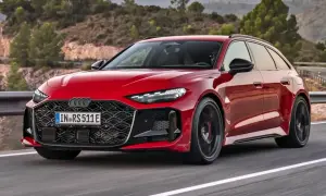 Czerwone, nowe RS5 Avant pędzi po krętej drodze wśród wzgórz.