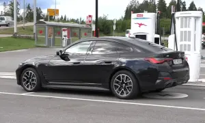 Czarne BMW i4 na ładowarce Ionity. Elektryczny samochód gotowy do podróży.