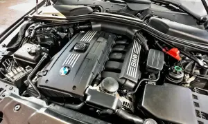 Silnik BMW E61, czysty i zadbany, gotowy do dalszej jazdy.