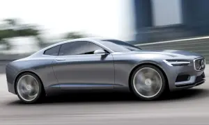 Eleganckie, szare volvo coupe pędzi po drodze, rozmywając tło.
