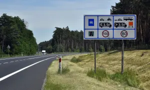 Droga ekspresowa jednojezdniowa z ograniczeniami prędkości 100 km/h i 80 km/h dla pojazdów o różnej masie.