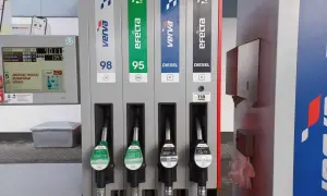 Dystrybutory paliwa, w tym z oznaczeniem "efecta 95", gotowe do tankowania.