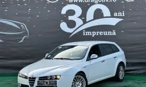 Białe Alfa Romeo 159 1.9 JTD kombi na tle baneru z napisem "30 ani împreună".