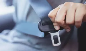 Kiedy nie trzeba zapinać pasów bezpieczeństwa? Wyjątki i konsekwencje prawne