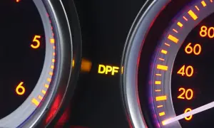 Świecąca żółta kontrolka DPF na desce rozdzielczej samochodu.