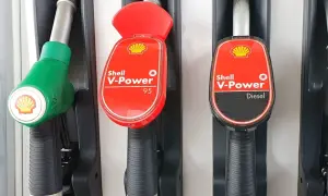 Dwa dystrybutory paliwa Shell V-Power: jeden z zieloną końcówką i oznaczeniem 95, drugi z czerwoną i napisem Diesel. Ceny paliw dzisiaj.