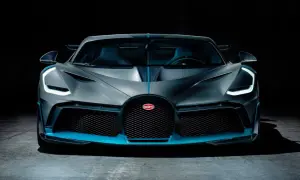 Szary Bugatti Divo z niebieskimi akcentami, przód samochodu na ciemnym tle.