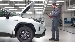 Mechanik sprawdza hybrydową Toyotę. Z tymi technologiami możesz w pełni toyota relax.