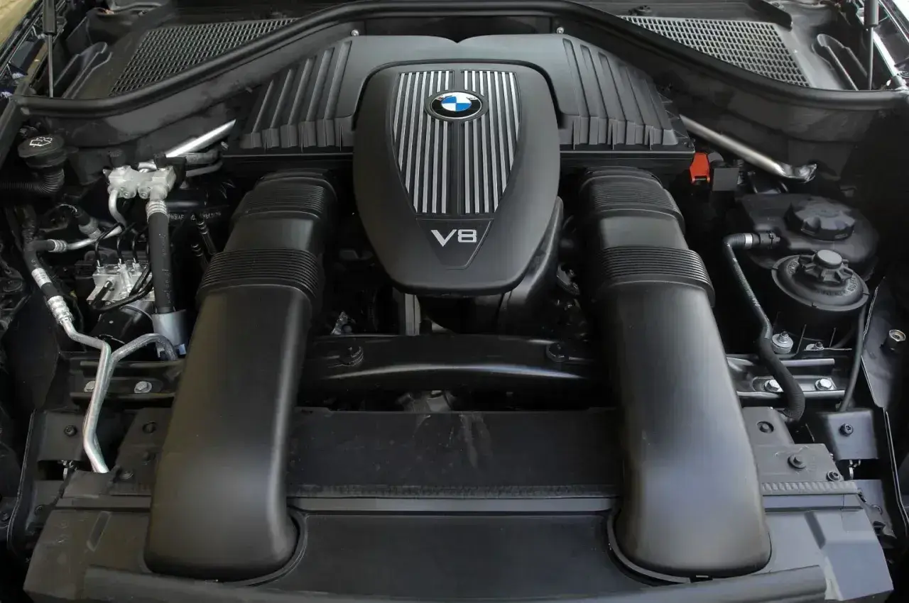 Silnik V8 w BMW G05. Potężna jednostka napędowa gotowa do drogi.