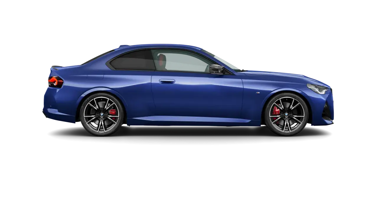 Niebieskie BMW G42 z czerwonymi zaciskami hamulcowymi i sportowymi felgami, widok z boku.