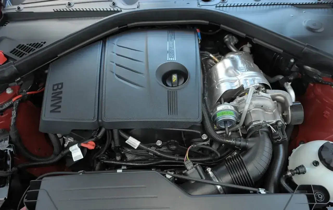 Silnik BMW 118d z turbosprężarką TwinPower Turbo.