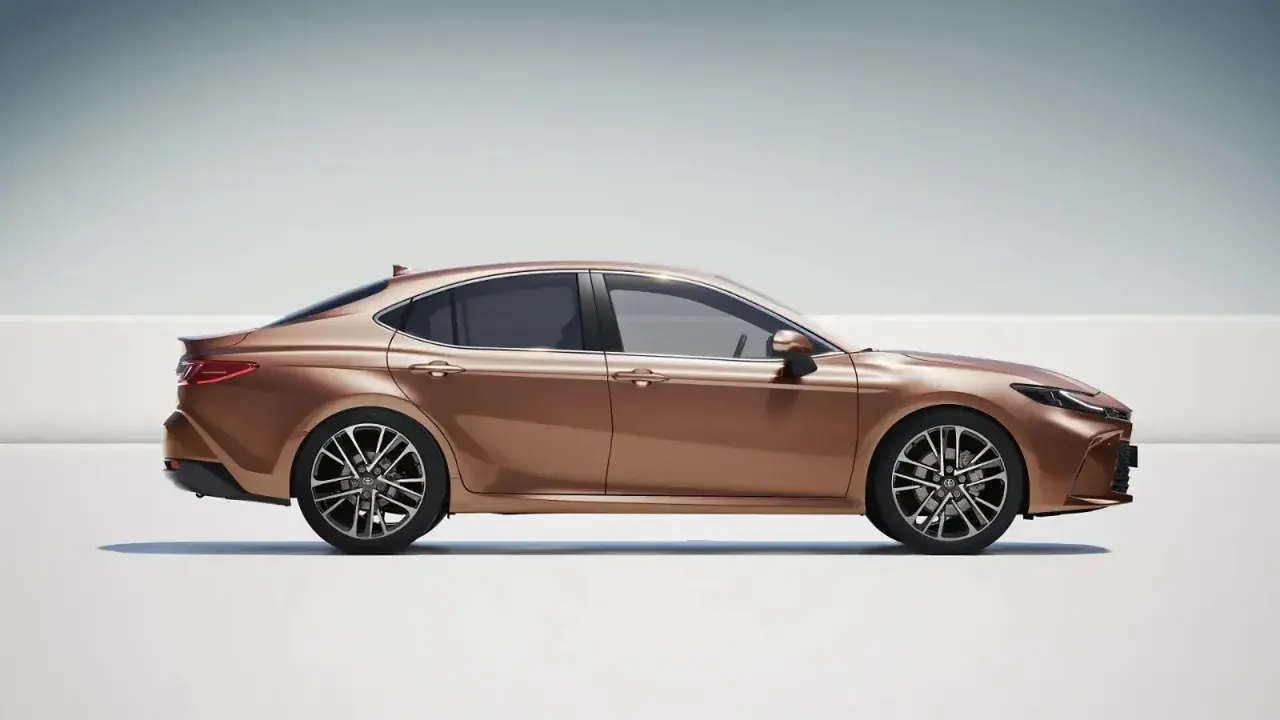 Elegancka, brązowa Toyota Camry 2.5 Hybrid w profilu, prezentująca nowoczesny design i dynamiczną sylwetkę.