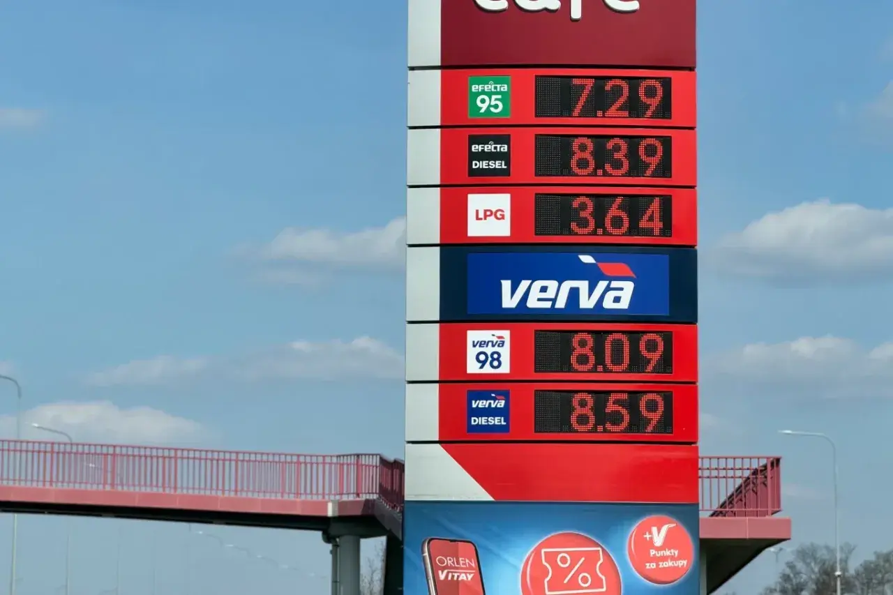 Cennik stacji paliw: benzyna 95 za 7.29, diesel za 8.39, LPG za 3.64, Verva 98 za 8.09, Verva Diesel za 8.59.