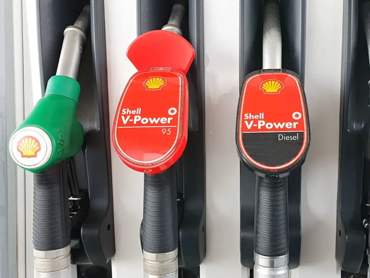 Dwa dystrybutory paliwa Shell V-Power: jeden z zieloną końcówką i oznaczeniem 95, drugi z czerwoną i napisem Diesel. Ceny paliw dzisiaj.