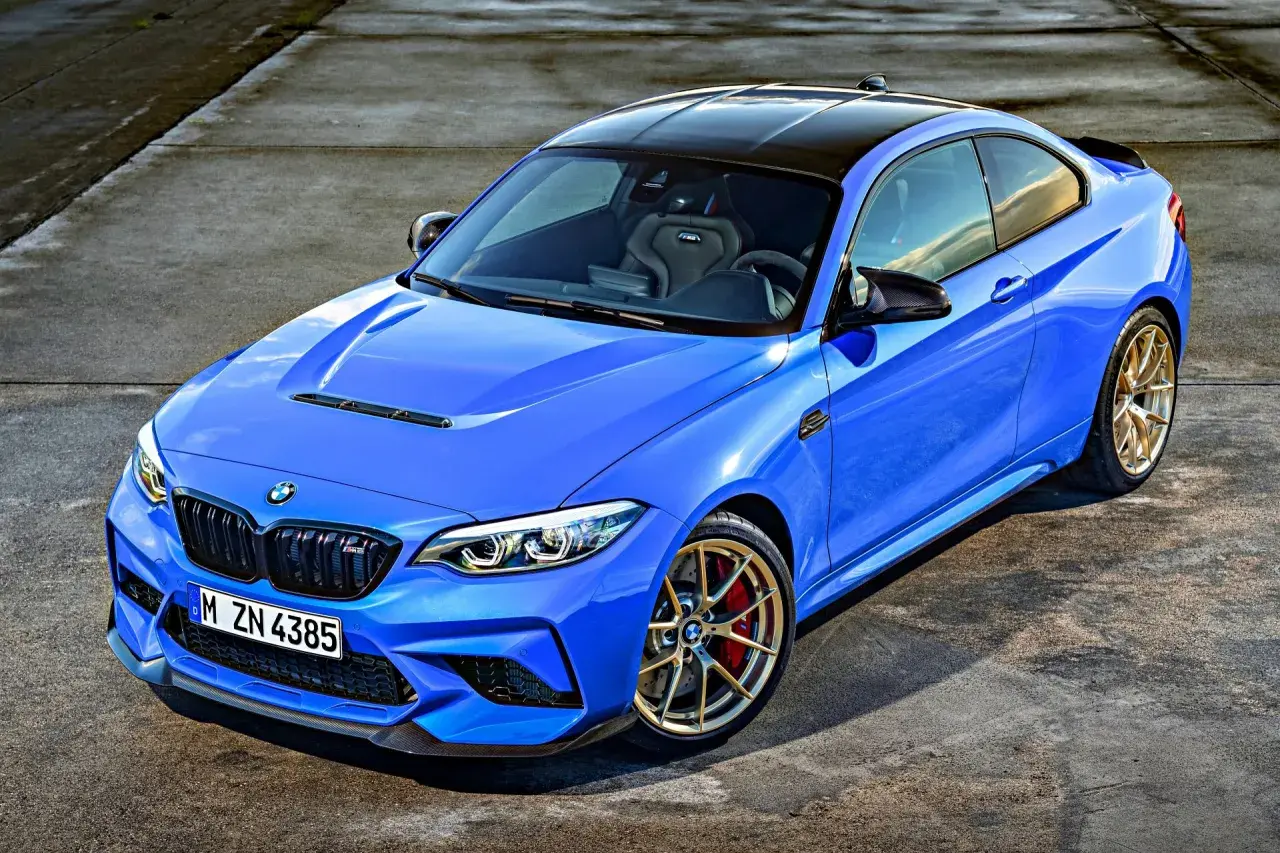 Niebieskie BMW M2 z złotymi felgami i sportowymi fotelami. Sprawdź aktualną bmw m2 cena!