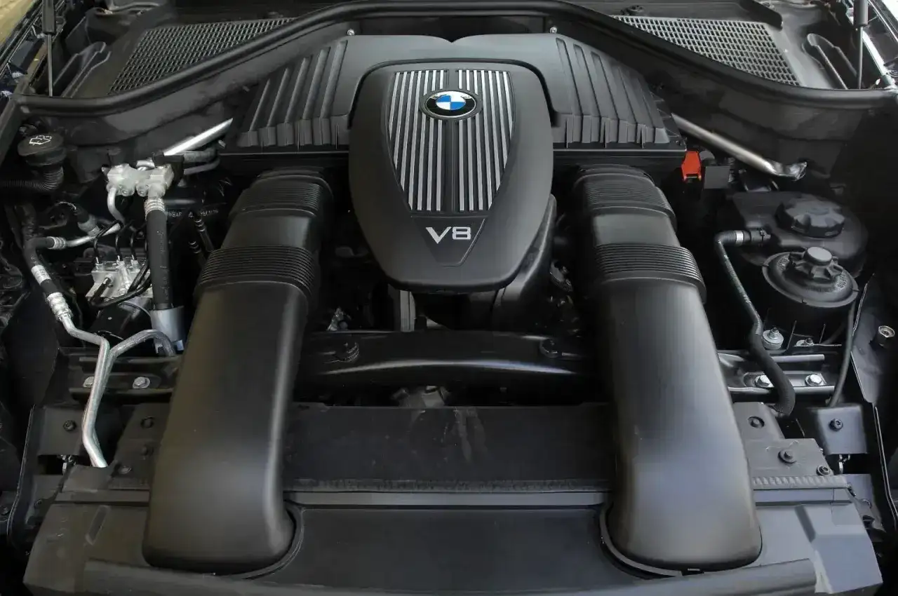 Silnik V8 w BMW G05. Potężna jednostka napędowa gotowa do drogi.