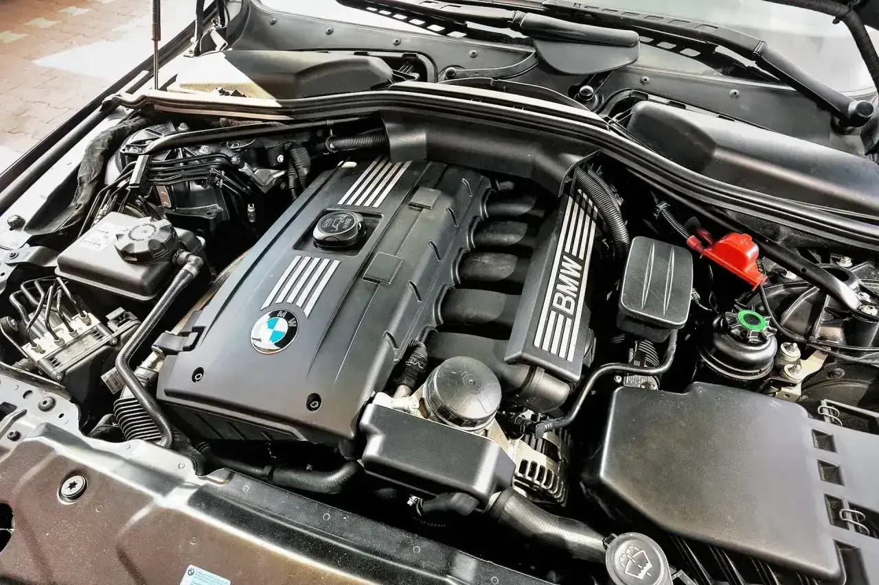 Silnik BMW E61, czysty i zadbany, gotowy do dalszej jazdy.