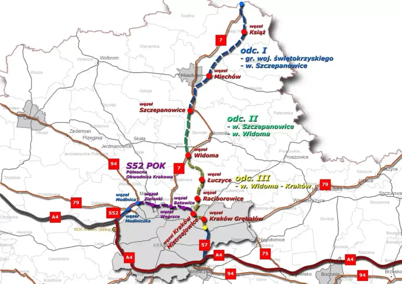 Mapa przedstawia przebieg drogi ekspresowej S7 i S52 w okolicach Krakowa. Widoczne są węzły i odcinki budowy.
