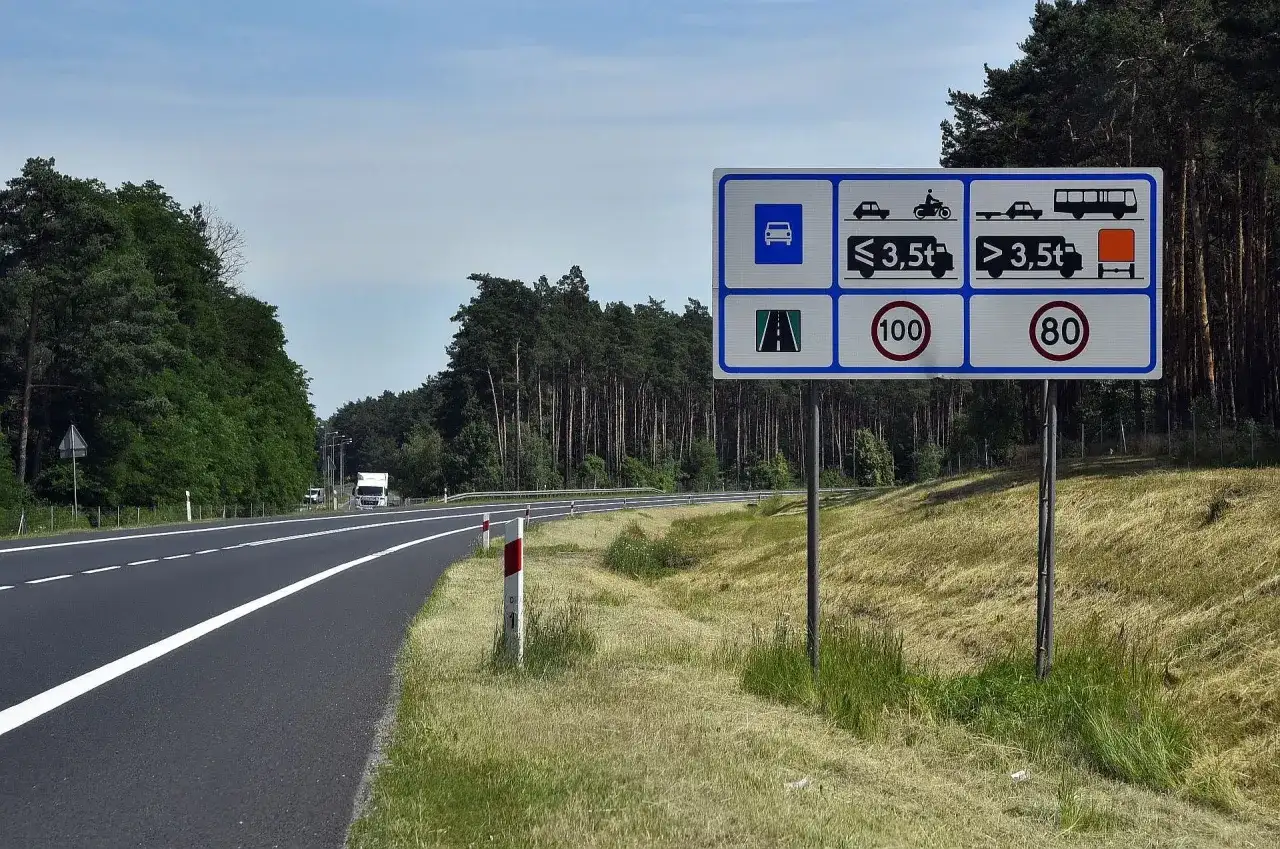 Droga ekspresowa jednojezdniowa z ograniczeniami prędkości 100 km/h i 80 km/h dla pojazdów o różnej masie.