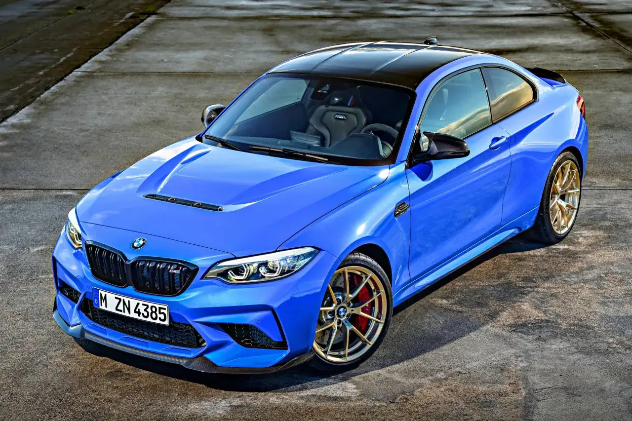 Niebieskie BMW M2 z złotymi felgami i sportowymi fotelami. Sprawdź aktualną bmw m2 cena!
