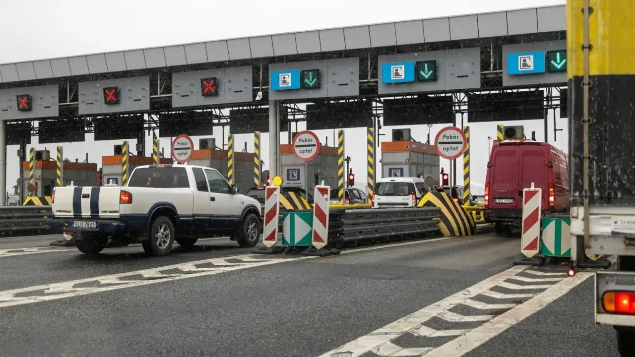 Kolejka samochodów na autostradzie A4 do punktu poboru opłat. Czerwone krzyżyki oznaczają zamknięte bramki.