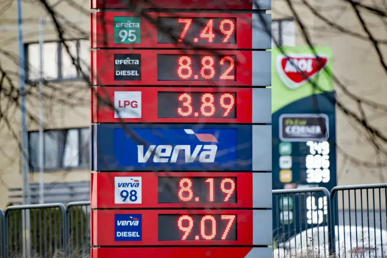 Cena diesla na tablicy informacyjnej stacji paliw: 9.07. Obok widnieją ceny benzyny 95 (7.49), LPG (3.89) i diesla Verva (8.19).