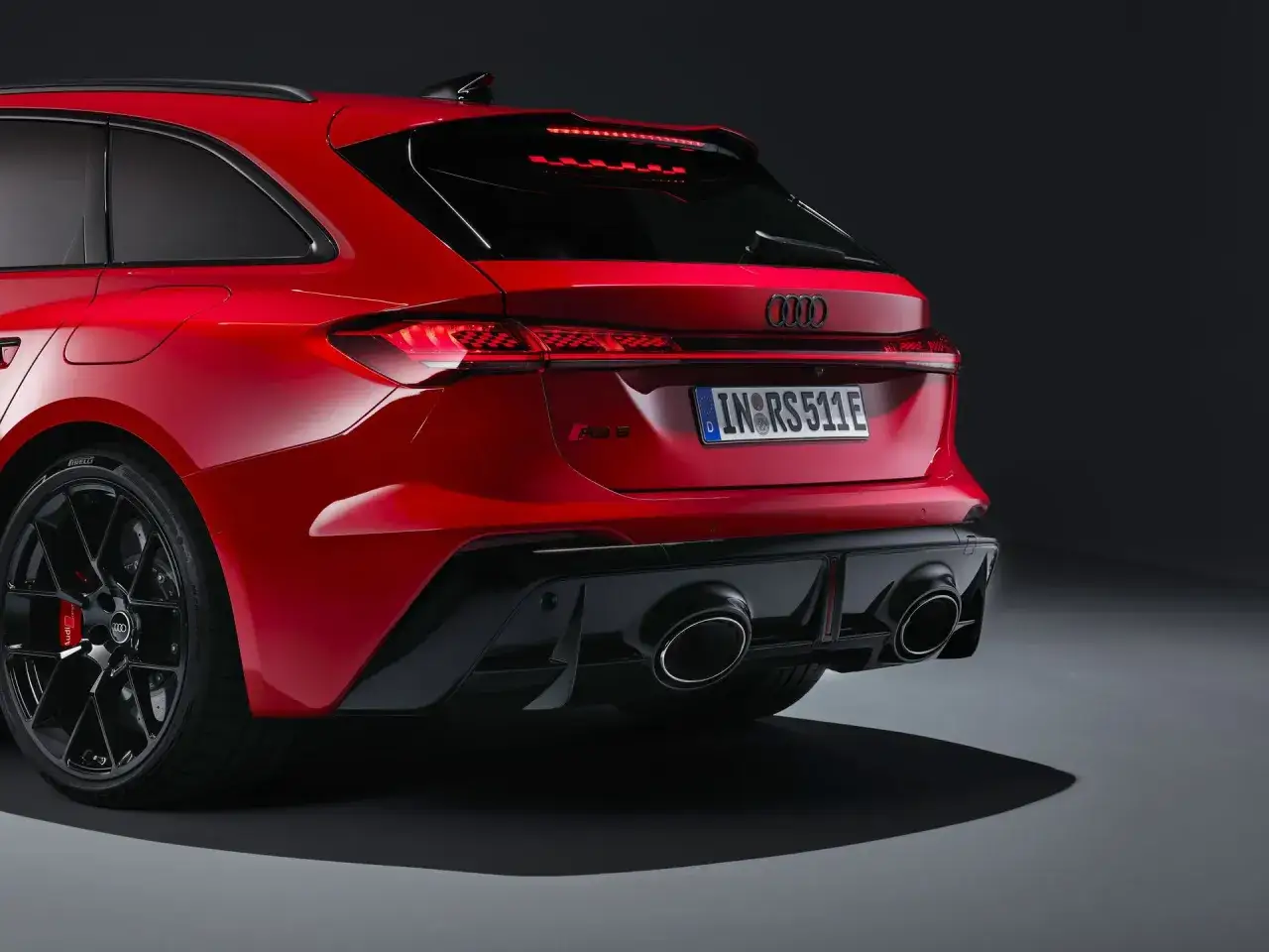 Czerwone nowe RS5 Avant z czarnymi detalami i podwójnymi końcówkami wydechu.