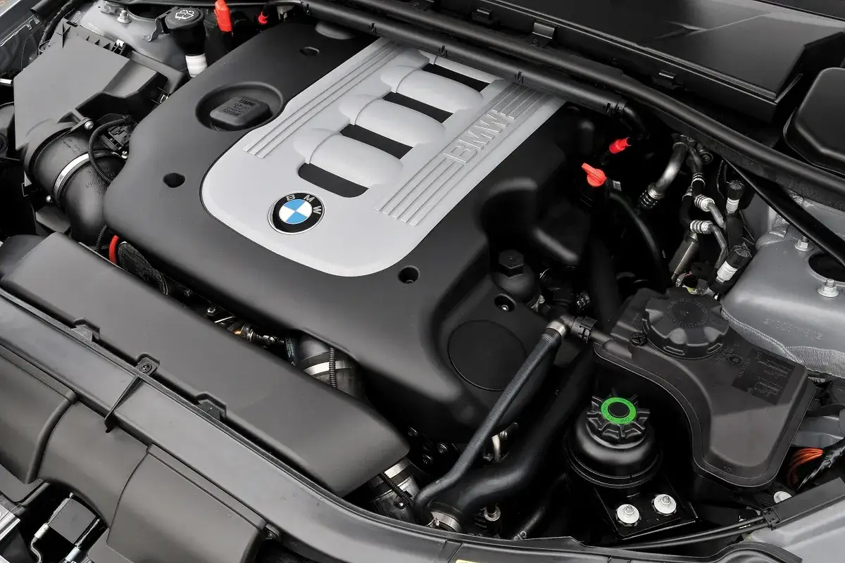 Silnik BMW E90 2.0 benzyna, czysty i zadbany, gotowy do jazdy.