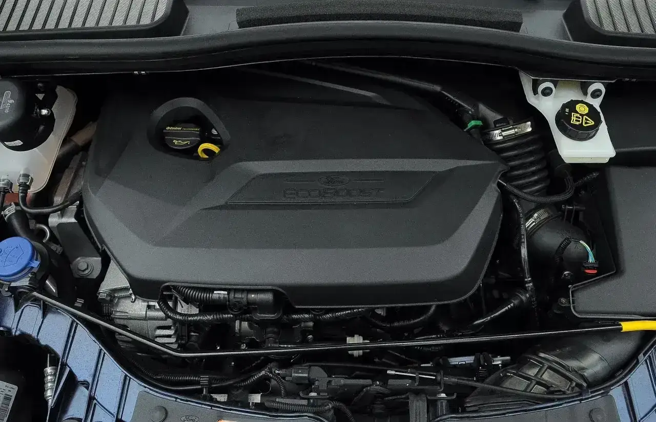 Silnik EcoBoost w Fordzie C-Max 1.6 TDCI. Czysty i zadbany, gotowy do jazdy.