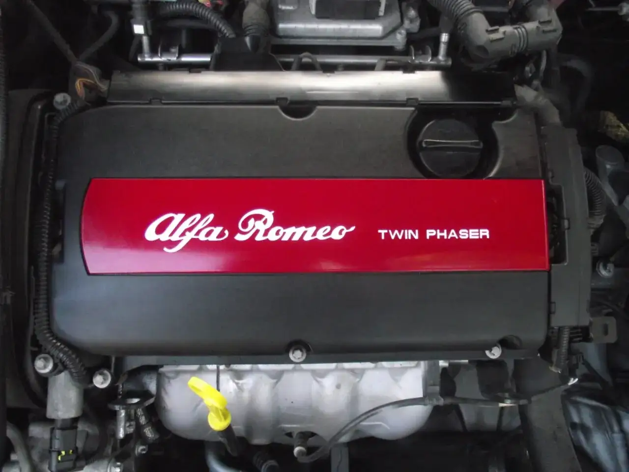 Silnik Alfa Romeo 159 1.9 JTD z czerwonym panelem z napisem