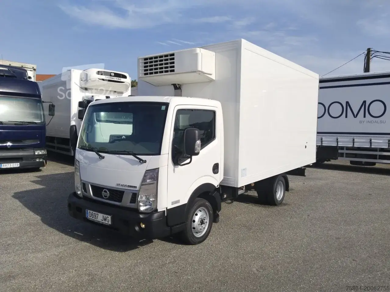 Biały Nissan Cabstar z chłodnią, gotowy do transportu świeżych produktów.