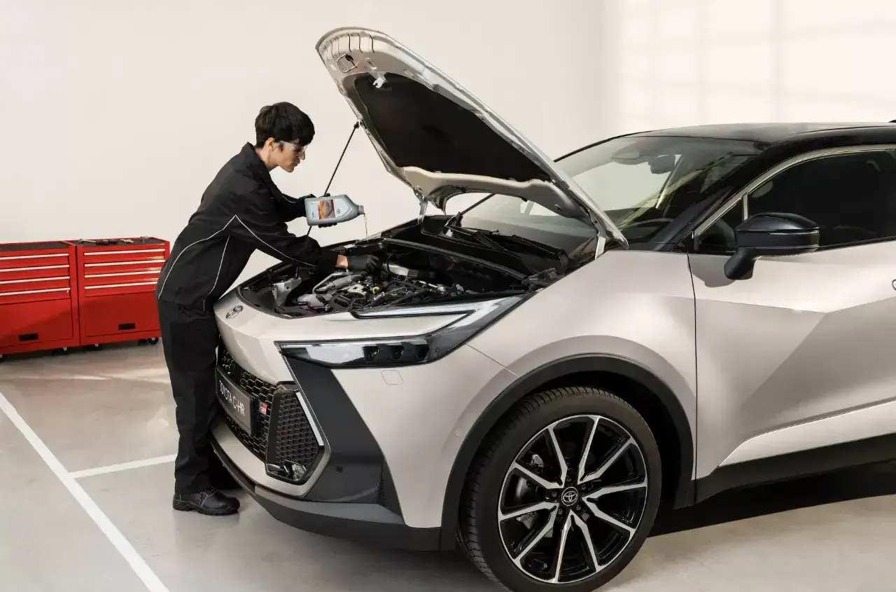 Mechanik nalewa olej do silnika Toyoty C-HR. Dbałość o szczegóły sprawia, że możesz toyota relax.